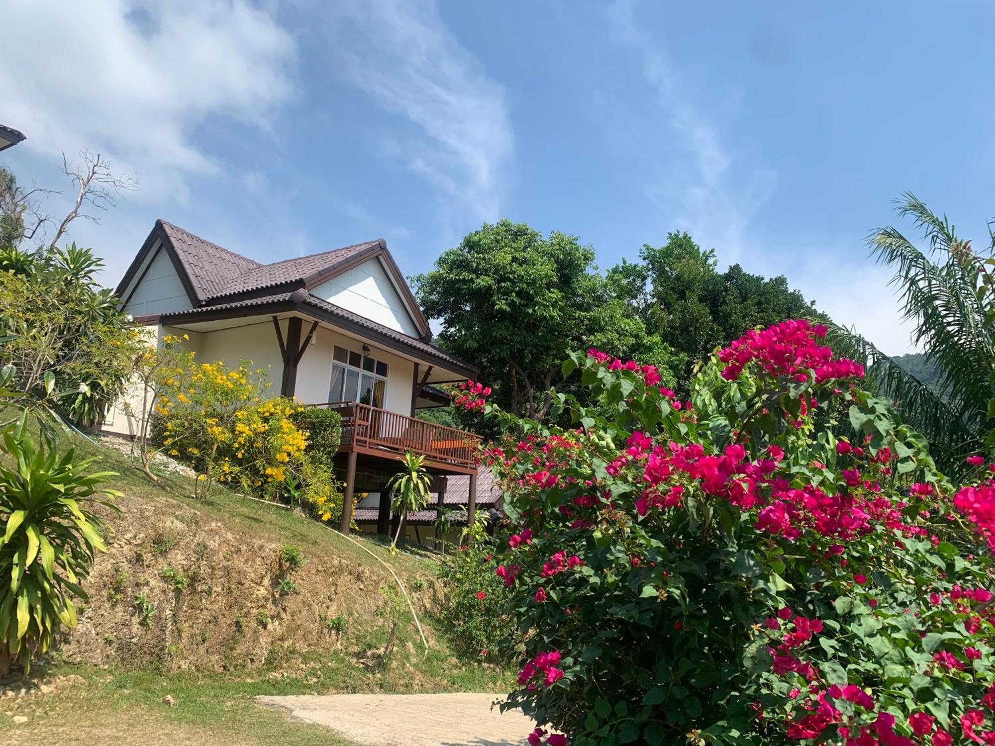 Phuchawee Lanta Hotel Koh Lanta Exterior photo